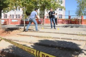 Uzaklaştırma cezalı koca, eşini parkta &ouml;ld&uuml;rd&uuml;