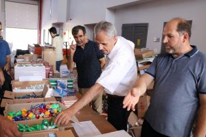 Suriyeli &ccedil;ocukların kırtasiye setleri Bursa'dan