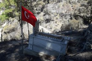 Mezarlık yandı, T&uuml;rk bayrağı yanmadı