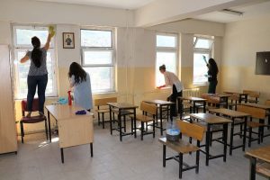 K&ouml;y okulunda &ouml;ğretmenlerden hummalı temizlik &ccedil;alışması
