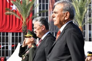 İzmir'de kurtuluşun yıl d&ouml;n&uuml;m&uuml; coşkusu!