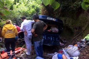 Otomobil dereye u&ccedil;tu: 1 &ouml;l&uuml;, 2 yaralı