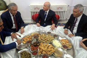 MHP lideri Bah&ccedil;eli y&ouml;resel yemekleri yedi