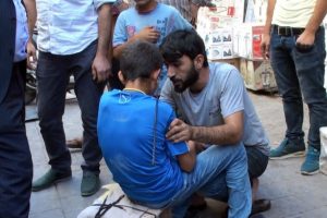 Kardeşinin kulağına kebap şişi sapladı