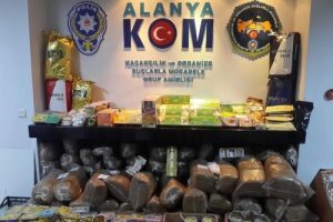 Alanya'da 1 ton ka&ccedil;ak t&uuml;t&uuml;n ele ge&ccedil;irildi