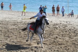 Turistlerin boşalttığı plajda cirit&ccedil;iler at koşturdu