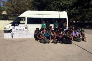 Siirt'te yol kontrol&uuml;nde 33 ka&ccedil;ak yakalandı