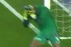 Volkan Babacan'ın kafasına su şişesi!