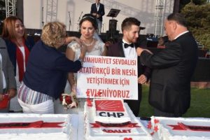 CHP İzmir'de renkli yıld&ouml;n&uuml;m&uuml; kutlaması