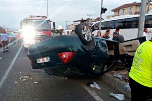 Otob&uuml;s sıkıştırdı, ara&ccedil; takla attı: 4 yaralı