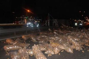 E-5 Karayolu'nda patates y&uuml;kl&uuml; kamyon devrildi: 2 yaralı