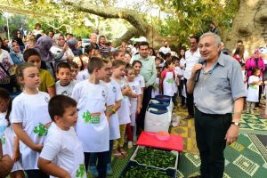 Bursa'da y&uuml;z &ccedil;ocukla turşu kurma rekoru kırıldı