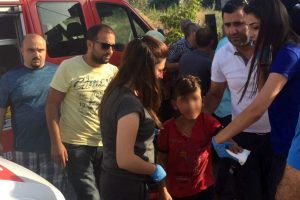 Bursa'da kamyonun arkasına takıldı parmakları sıkışınca az daha &ouml;l&uuml;yordu