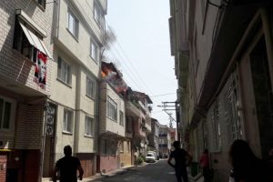 Bursa'da alevlere pencerelerinden uzattıkları hortumlarla m&uuml;dahale ettiler