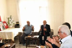 Kılı&ccedil;daroğlu'ndan şehit ailesine taziye ziyareti