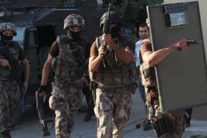 Adana'da sokak ortasında polise ateş a&ccedil;tılar