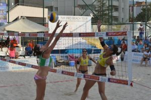 Bursa'da plaj voleybolunda &ouml;d&uuml;ller sahiplerini buldu