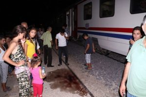 Ağabeyinin nişanına giderken tren &ccedil;arptı