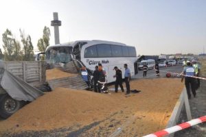 Yolcu otob&uuml;s&uuml; TIR'a &ccedil;arptı: &Ouml;l&uuml; ve yaralılar var
