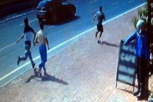 Turistin &ccedil;antasını kapka&ccedil;&ccedil;ılardan geri alan gen&ccedil; dayak yedi