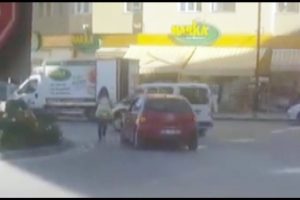 Yol ortasında otomobilini bırakarak alışveriş yaptı