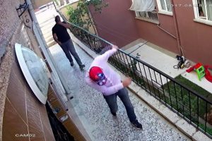 Oynayarak girdiler: Televizyonu &ccedil;alıp ka&ccedil;tılar