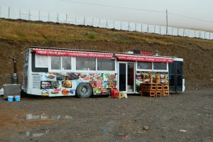 Yolcu otob&uuml;s&uuml;nden seyyar lokanta yaptı