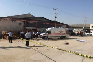 Trafik polisi dehşet sa&ccedil;tı: 3 kişiyi vurdu