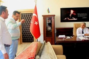 CHP'li vekil, Milli Eğitim M&uuml;d&uuml;r&uuml;'n&uuml;n odasını bastı!