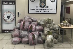 Diyarbakır'da 637 kilo esrar ele ge&ccedil;irildi