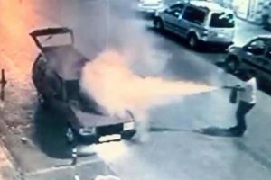 Seyir halindeki otomobil alev alev yandı