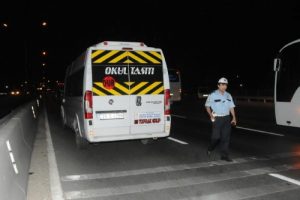Okul servis minib&uuml;s&uuml;n&uuml;n &ccedil;arptığı yaya &ouml;ld&uuml;