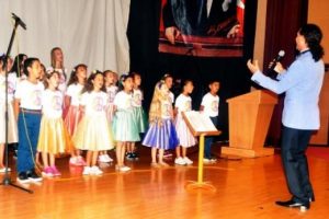 &Ccedil;ocuklar, şarkılarla barış mesajı verdi