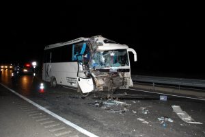 Minib&uuml;s TIR'a arkadan &ccedil;arptı: 16 yaralı