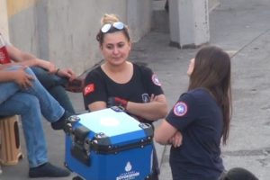 Motosikletli kadın zabıtalara Taksim'de yoğun ilgi