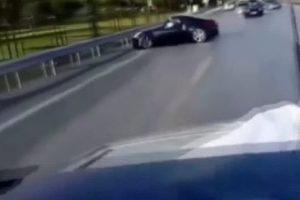 Trafik magandasının bariyerlere &ccedil;arpma anı kamerada