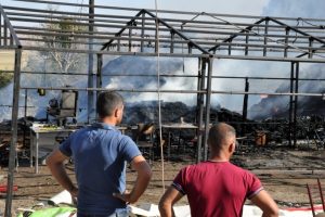 Taziye evinde yangın: &Ccedil;adır k&uuml;le d&ouml;nd&uuml;, 100 ton ot yandı