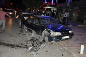Alkoll&uuml; s&uuml;r&uuml;c&uuml; park halindeki 6 aracı bi&ccedil;ti