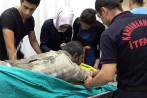 Demir sırtına saplandı, hastaneye &ouml;yle g&ouml;t&uuml;r&uuml;ld&uuml;