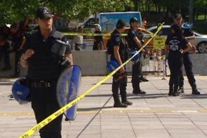 Adliye &ouml;n&uuml;nde bı&ccedil;aklı ve &ccedil;eki&ccedil;li kavga: 3 yaralı