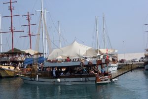 Dalış i&ccedil;in tekne turuna &ccedil;ıkan turistler &ouml;l&uuml;mden d&ouml;nd&uuml;