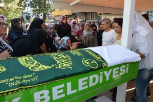Halay &ccedil;ekerken &ouml;len sağlık&ccedil;ı Bursa'da son yolculuğuna uğurlandı
