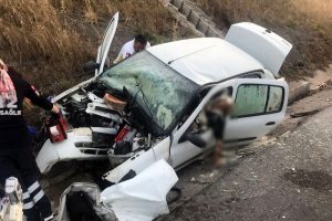 İzmir'de feci kaza: 2 &ouml;l&uuml;