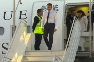 Macron yıkıcı etkiyi yerinde g&ouml;rmek i&ccedil;in Karayipler'e u&ccedil;tu