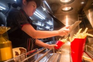 &Uuml;nl&uuml; fast food zinciriyle ilgili şoke eden itiraf!