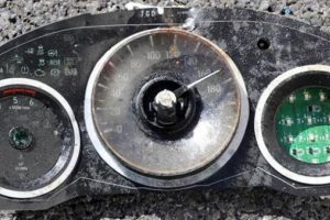 Otomobil TIR'a &ccedil;arptı: 5 &ouml;l&uuml;