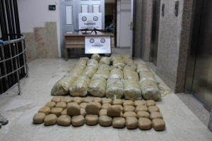 Hakkari'de 703 kilo 560 gram toz esrar ele ge&ccedil;irildi