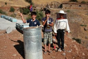 Arıcı &ccedil;ocukların borazan ve tenekeli kuş n&ouml;beti