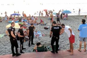 Zonguldak'ta plajda bira içen iki doktora para cezası