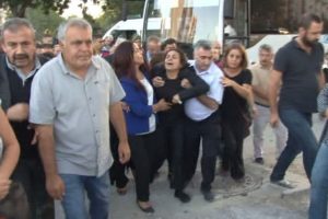 Tutuklu HDP'li vekil annesinin cenazesine katıldı